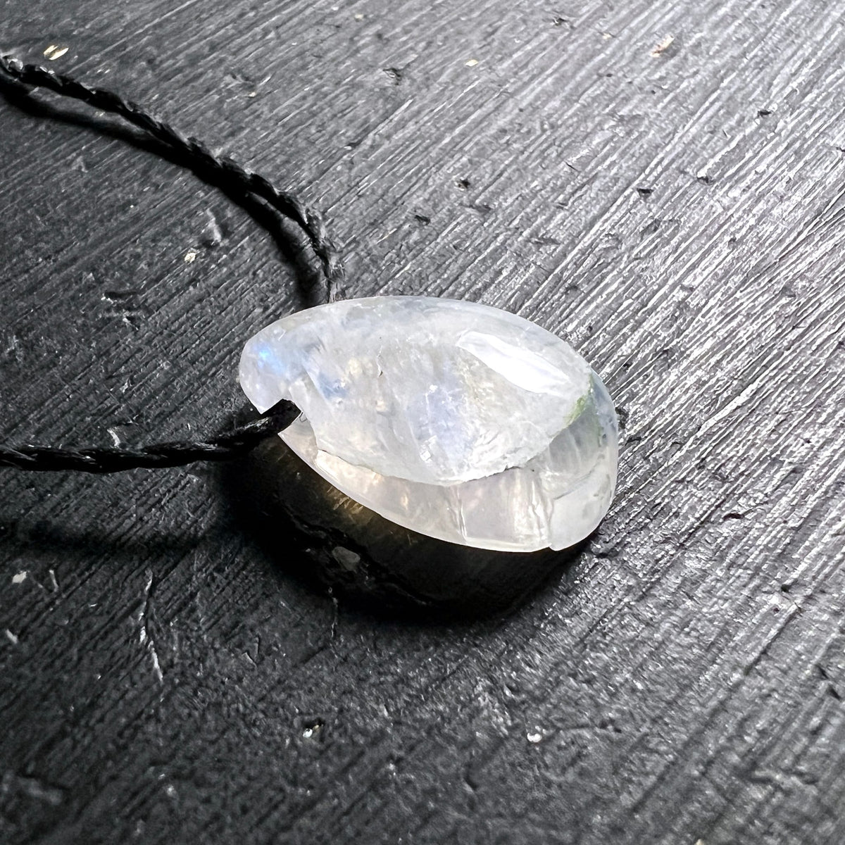 Mondstein Anhänger Tropfenform, milchig-transparent mit blauem Schimmer und Facettenschliff | Happy Minerals