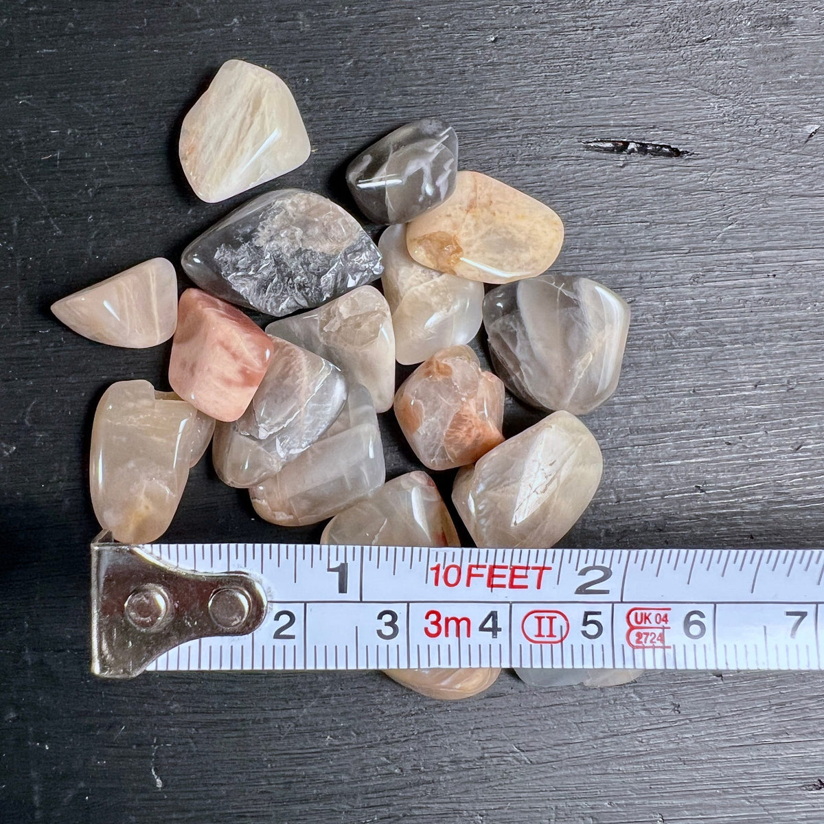 Mondstein Trommelsteine | cremig-beige Schimmer | Maßband | Variante 1 | Happy Minerals