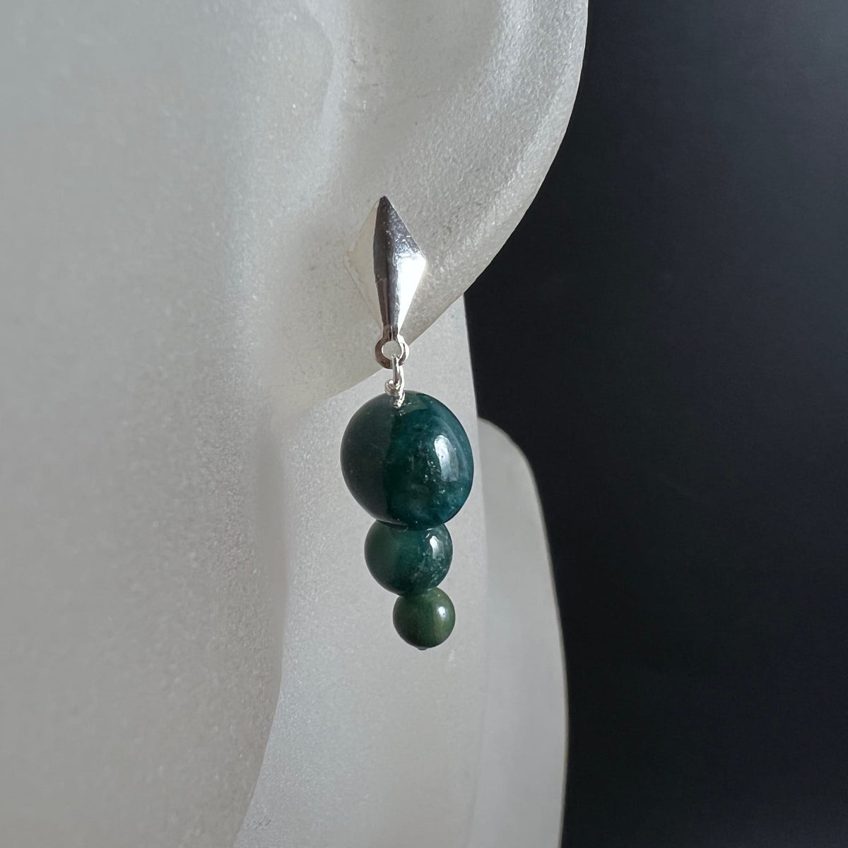 Moosachat | Ohrstecker | am Ohr getragen | grüne Farbverlauf-Kugeln | Sterlingsilber | Happy Minerals
