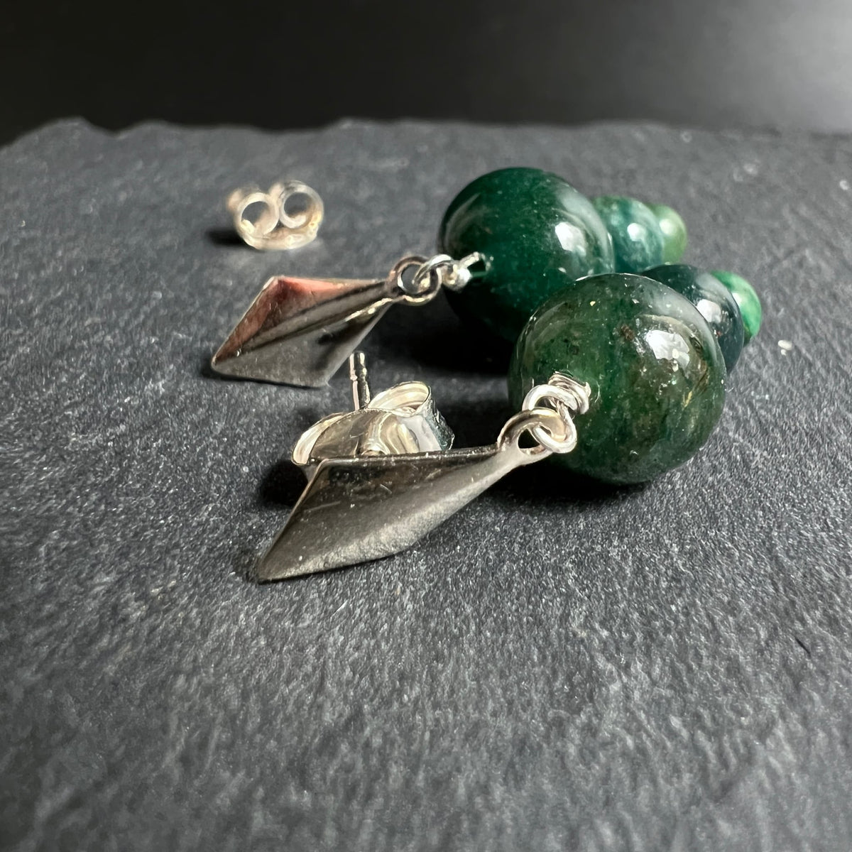 Moosachat | Ohrstecker | Detailansicht Verschluss | grüne Natursteinkugeln | Silber | Happy Minerals