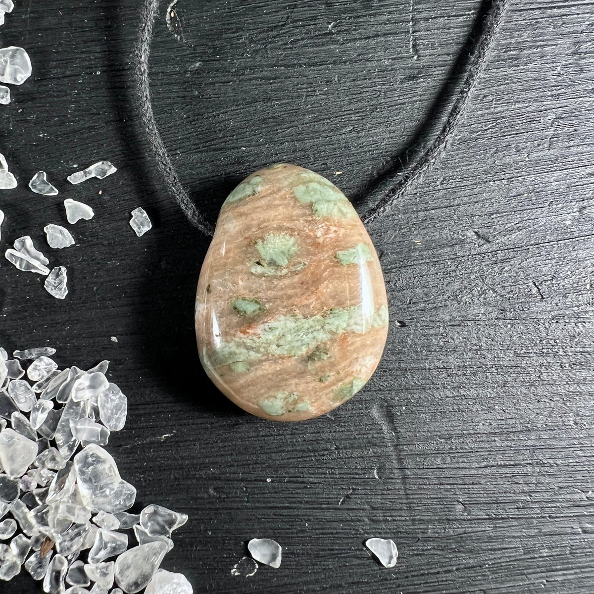 Nundoorit Anhänger | braun grün | Holzmaserung | klare Kristalle | natürlich | Australien | Happy Minerals