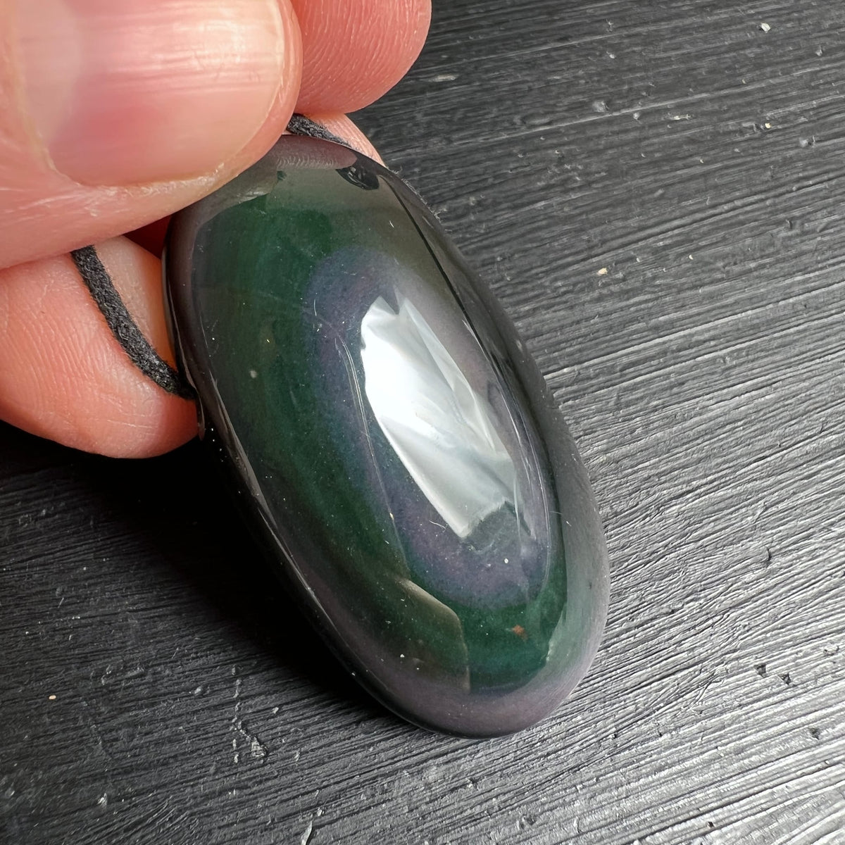 Obsidian Anhänger oval poliert, tiefschwarz mit grünlichem Schimmer und violetten Lichtreflexen | Happy Minerals