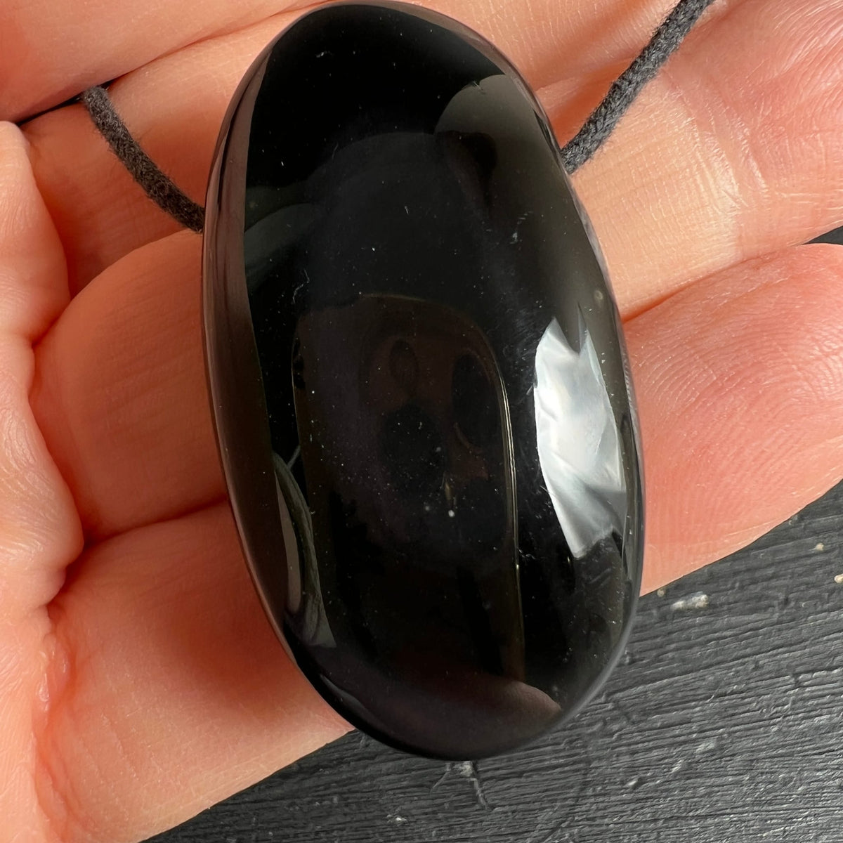 Obsidian Anhaenger schwarz hochglanzpoliert, ovale Tropfenform, an schwarzer Kordel | Happy Minerals