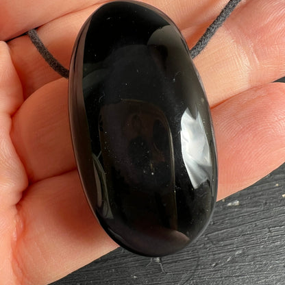 Obsidian Anhaenger schwarz hochglanzpoliert, ovale Tropfenform, an schwarzer Kordel | Happy Minerals