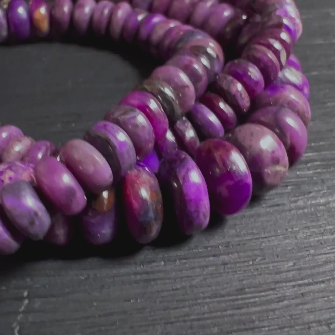 Video einer Sugilith Kette mit violetten Edelsteinperlen aus Südafrika | Happy Minerals