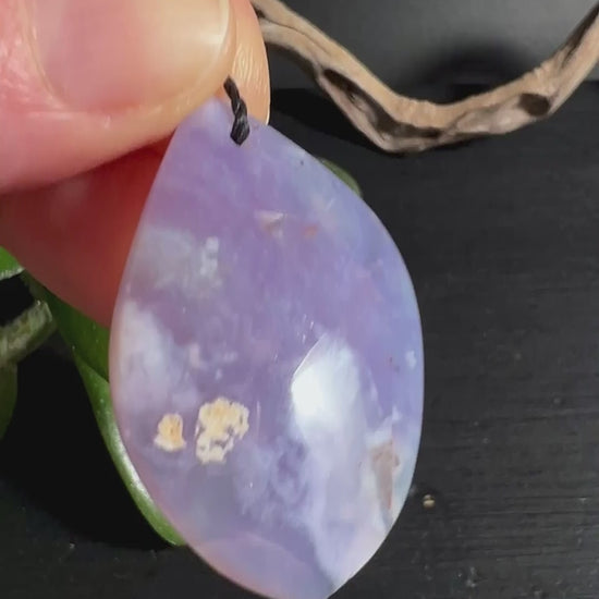 Lila Chalcedon Tropfen in Hand zeigt Größe 38mm | Satte Fliederfarbe | Happy Minerals