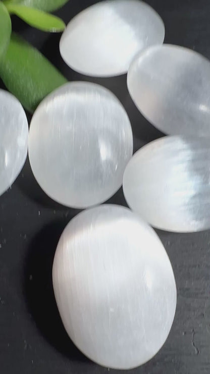 Selenit Handscheichler, 4cm sanfter Energiestein | Happy Minerals