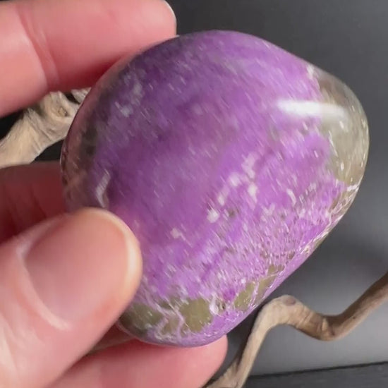 Stichtit Handschmeichler leuchtend violett in gruener Serpentin Matrix