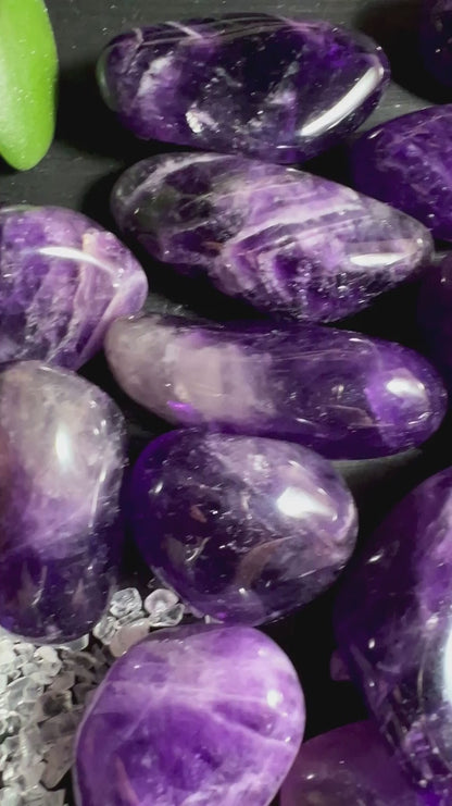Sammlung violetter Dream Amethyst Trommelsteine XL