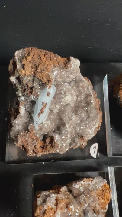 Blauer Baryt Kristallstufe auf Acrylsockel | Elektrosmog-Schutz und Klarheit