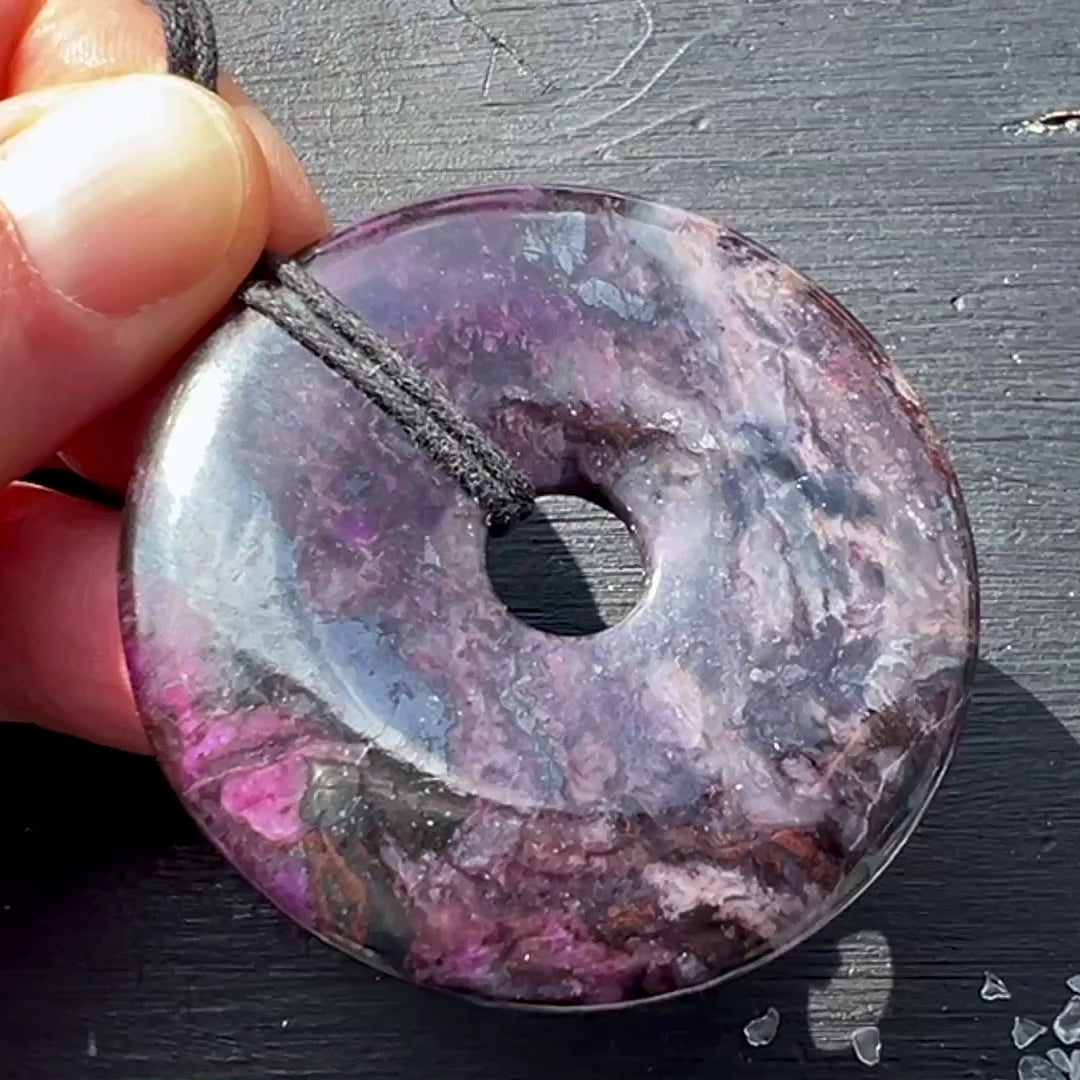 Sugilit Donut XL – ca. 54mm, 40g | Wesselsmine, Südafrika.   Mit seltenen grau-blauen Richterit-Einschlüssen. | Happy Minerals