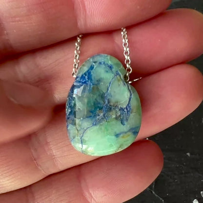 Seltener Shattuckit Anhänger, mit helltürkisen und blauen Einschlüssen. Der Anhänger ist flach, oval geformt, 25x19mm groß, gebohrt und kommt mit einem verstellbaren Band. | Happy Minerals