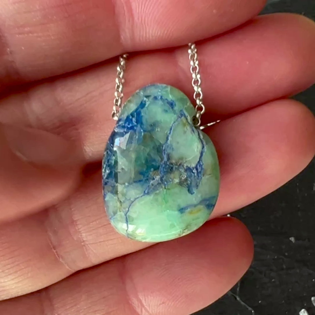 Seltener Shattuckit Anhänger, mit helltürkisen und blauen Einschlüssen. Der Anhänger ist flach, oval geformt, 25x19mm groß, gebohrt und kommt mit einem verstellbaren Band. | Happy Minerals