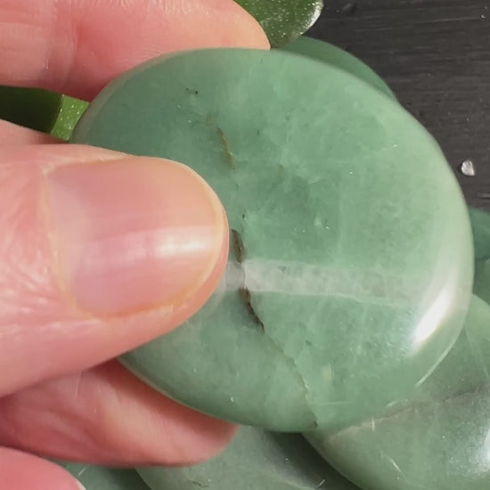 Aventurin Handschmeichler natürliche Farbvariationen mintgrün moosgrün | Unikate | Happy Minerals