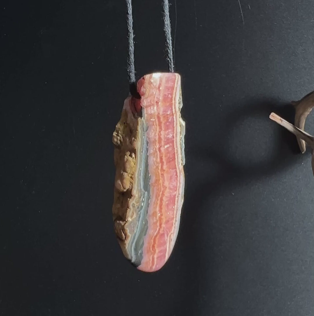 Rosa Rhodochrosit Anhänger mit Band und natürlicher Bänderung | Happy Minerals