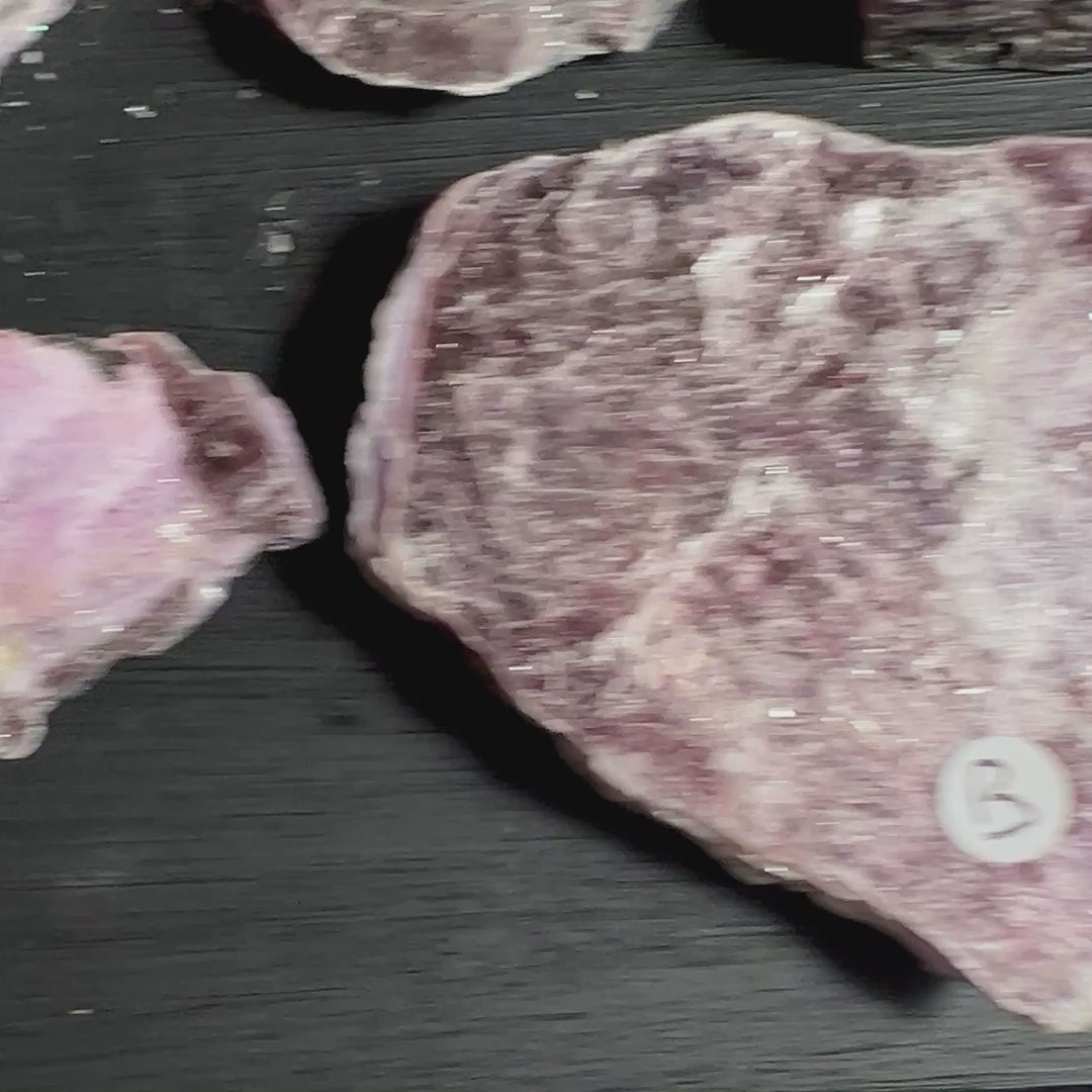 Detail des silbrig-violetten Spiegelschimmers der rohen Lepidolith-Platten A-H | Happy Minerals