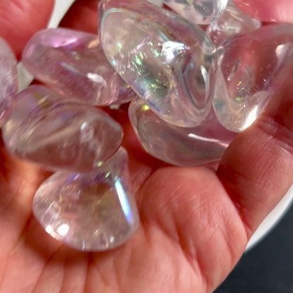 Pierre roulée de quartz aura d'ange, env. 35 mm | Bonne humeur - Légèreté | Chakra couronne | Reflets arc-en-ciel