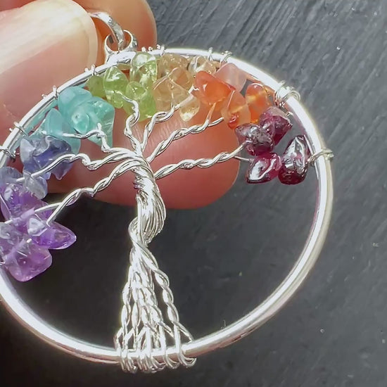 Lebensbaum Amulett – 7 Chakra Baum des Lebens 38 mm versilbert | Happy Minerals