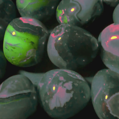 Glatt polierter, UV reaktiver Vulkanachat Handschmeichler, seidige Oberfläche | Happy Minerals