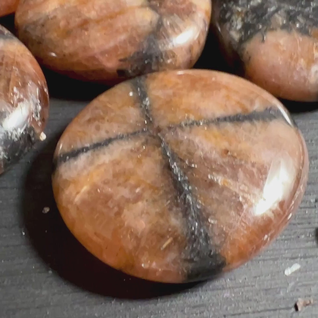 Chiastolith Taschenstein Video | Happy Minerals