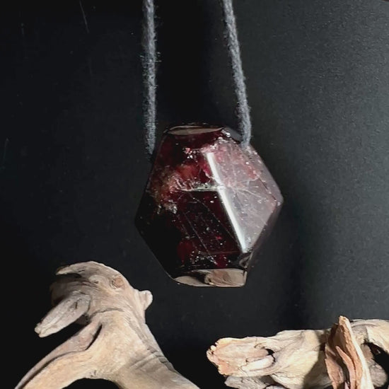 Roter Granatanhänger | Almandin gebohrt, mit Band | Happy Minerals