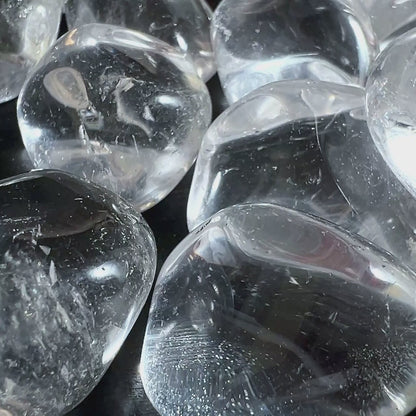 Klarer Quarz Trommelstein aus Brasilien, glatte Oberfläche | Happy Minerals