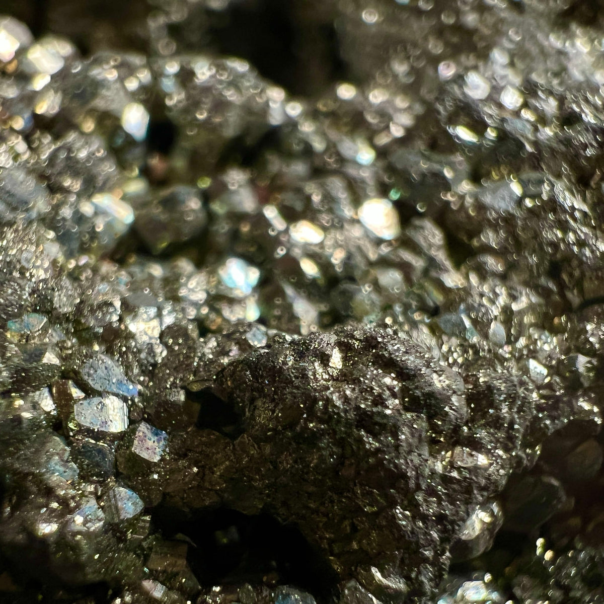 Pyrit Makroaufnahme | glitzernde Würfelkristalle | intensiver Goldglanz | Variante 5 | Happy Minerals
