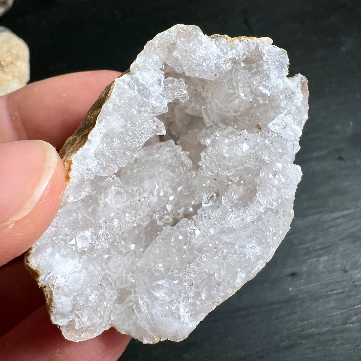Quarzgeode | Detailaufnahme | funkelnde Quarzkristalle | prismatische Formen | Lichtreflexion | Happy Minerals