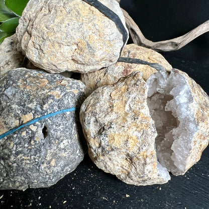 Quarzgeode | geöffnet | kristallgefüllte Kammer | schimmernde Oberflächen | Naturschönheit | Happy Minerals