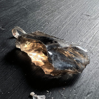 Rauchquarz Rohstein Anhaenger, graubraun transparent mit rauer Bruchkante und Silberoese | Happy Minerals