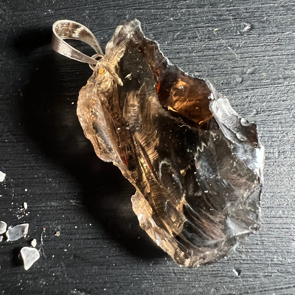 Rauchquarz Rohstein Anhaenger mit facettiertem Bruch, bernsteinbraunen Zonen und Silberoese | Happy Minerals