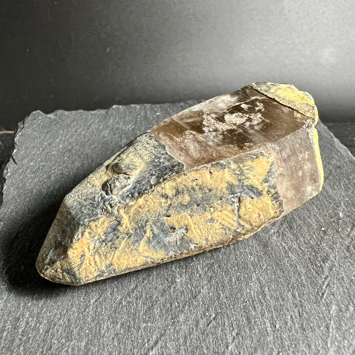 Rauchquarz Doppelender | goldbraune Textur | dunkle Matrix | Ahrntal Italien | Happy Minerals