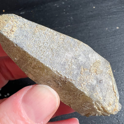 Rauchquarz in Hand gehalten | rauchbraune Facetten | Matrixspuren | Unikat | Happy Minerals