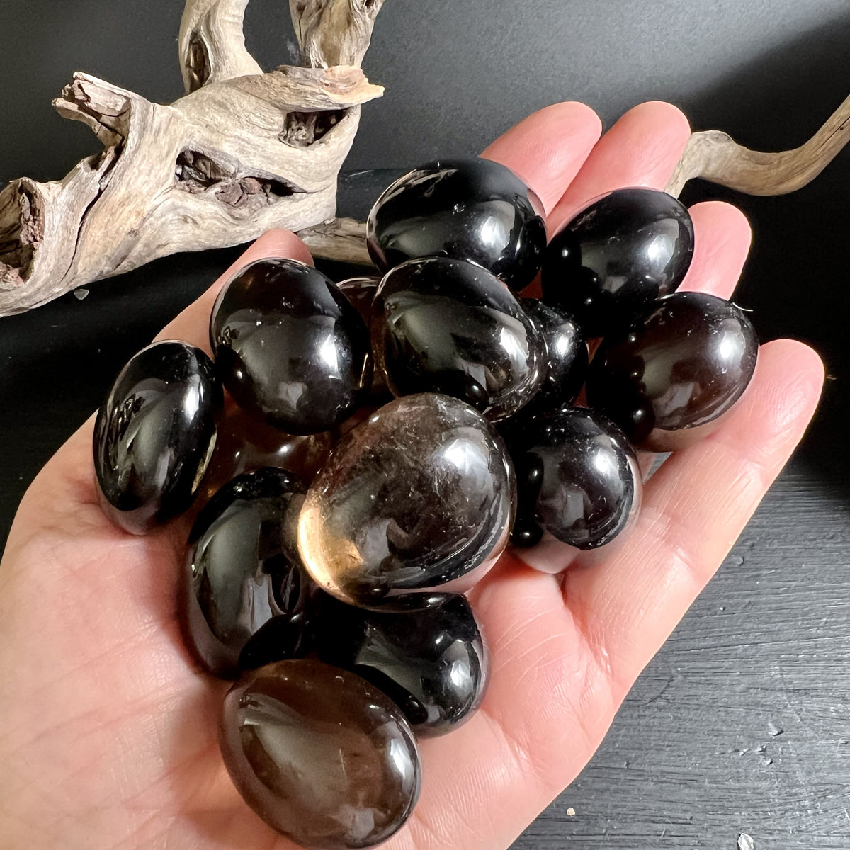 Rauchquarz Trommelstein poliert, L-Size mit natürlicher Glanz, ca. 30mm in der Hand | Happy Minerals