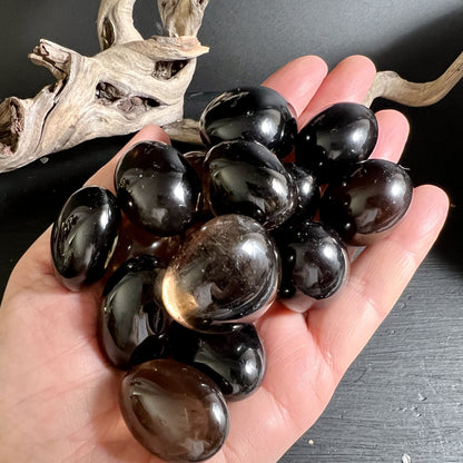 Rauchquarz Trommelstein poliert, L-Size mit natürlicher Glanz, ca. 30mm in der Hand | Happy Minerals