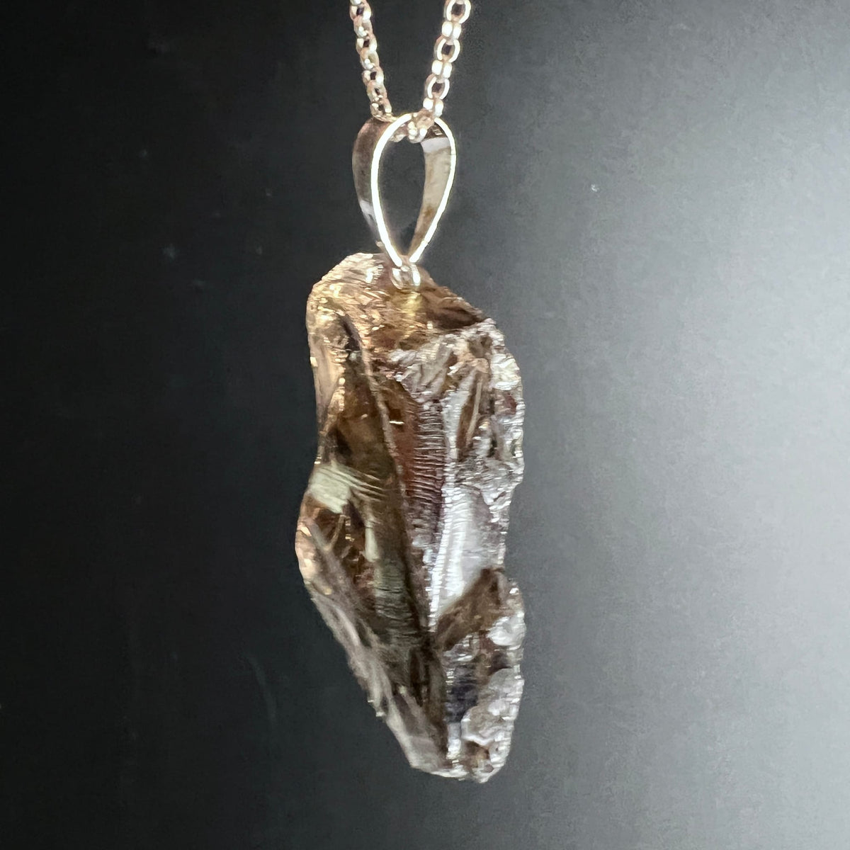 Rauchquarz Rohstein Anhaenger laenglich, braun-silbrig glaenzend, raue Kristallflaechen | Happy Minerals
