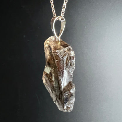 Rauchquarz Rohstein Anhaenger laenglich, braun-silbrig glaenzend, raue Kristallflaechen | Happy Minerals