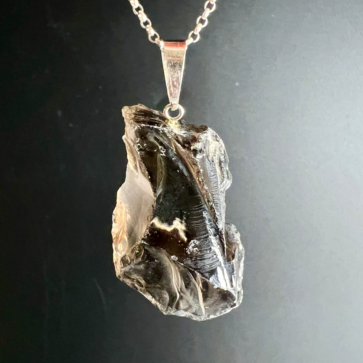 Rauchquarz Rohstein Anhaenger, rauchbraun-transparent mit facettierten Bruchkanten, an Silberkette | Happy Minerals