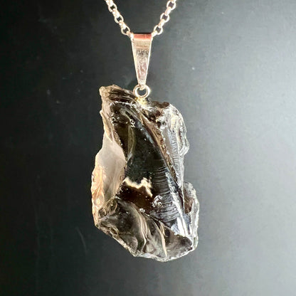 Rauchquarz Rohstein Anhaenger, rauchbraun-transparent mit facettierten Bruchkanten, an Silberkette | Happy Minerals