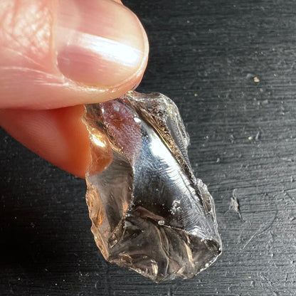 Rauchquarz Rohstein Anhaenger, glasklar-grau mit rosa Schimmer und natuerlichen Bruchkanten | Happy Minerals