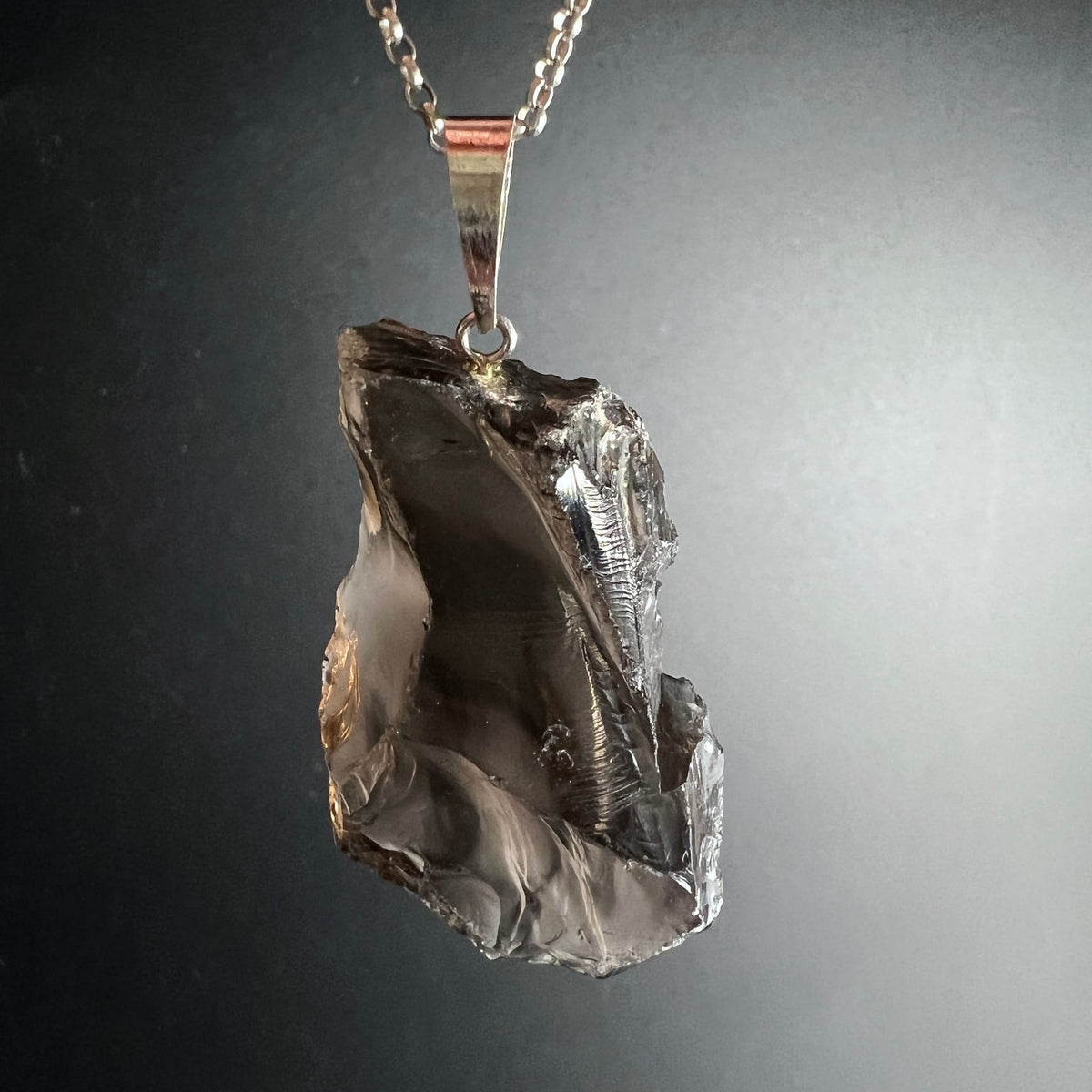Rauchquarz Rohstein Anhaenger graubraun transluzent mit rauer Bruchkante und Silberoese | Happy Minerals