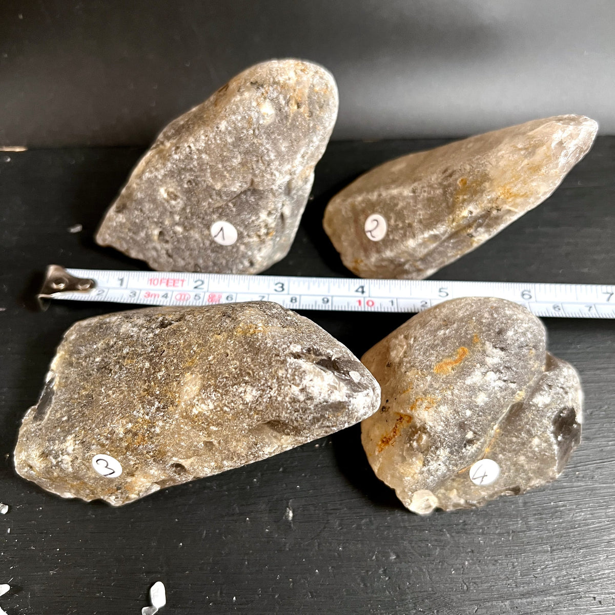 Rauchquarz | Rohsteine | Brasilien | vier Exemplare | Größenvergleich | Happy Minerals