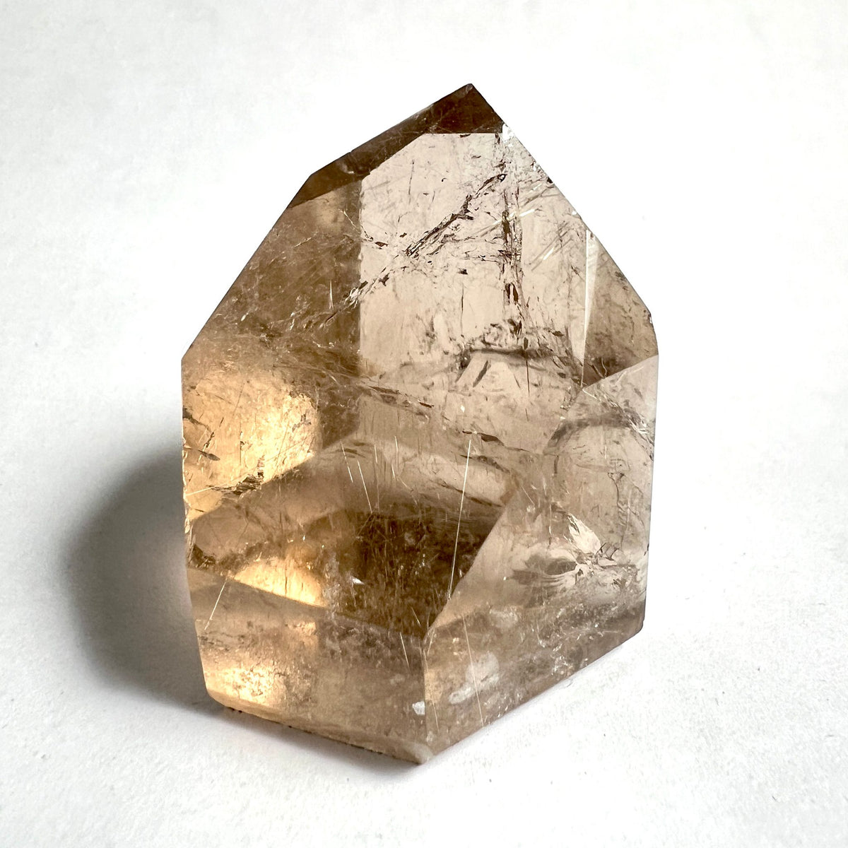 Rauchquarz im Licht | warme Goldtöne | durchscheinende Struktur | Rutil Einschlüsse glänzend | Happy Minerals