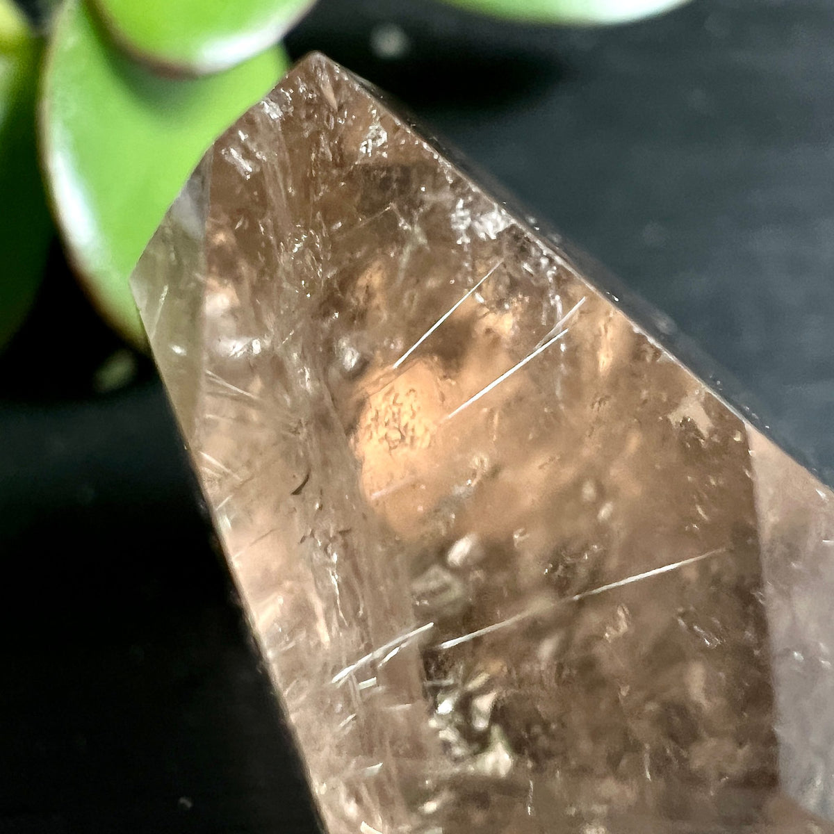 Rauchquarz Kristall | untere Perspektive | honigfarbene Durchsichtigkeit | Rutil Strukturen | Happy Minerals