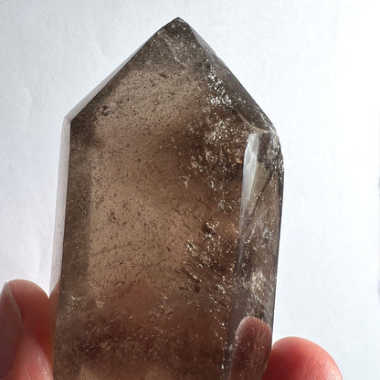 Rauchquarz Detailansicht | goldene Einschlüsse | Lichtspiel im Kristall | Happy Minerals