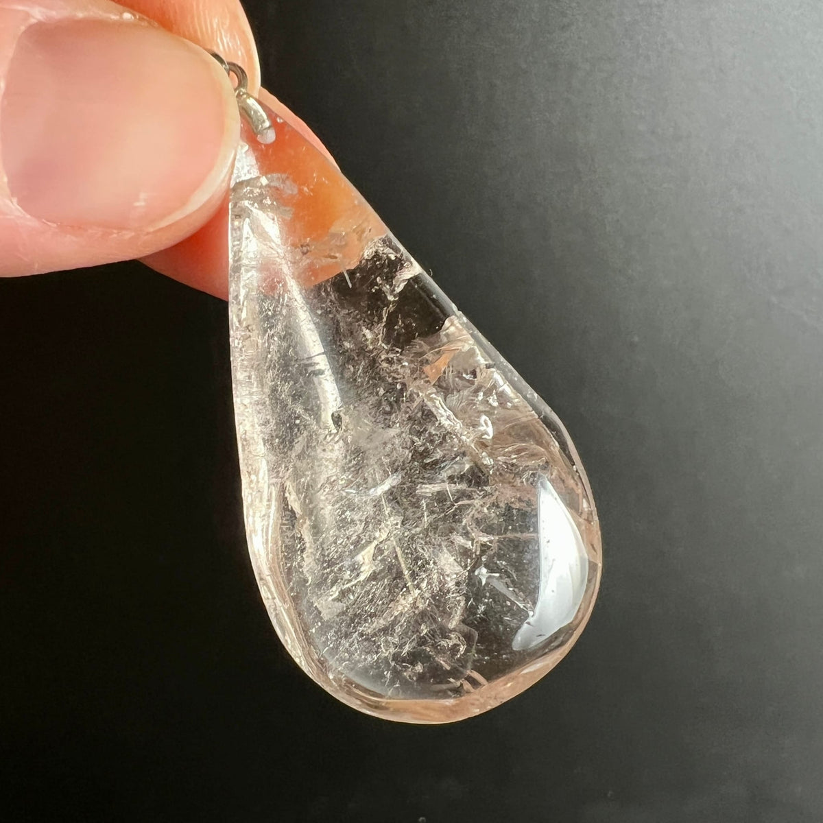 Rauchquarz | Tropfen | Fingerhalt | Detailaufnahme | funkelnde Risse | edel | Happy Minerals