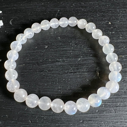 Regenbogen Mondstein Armband | klare Perlenkette | zartes Weiß | Variante F | Happy Minerals