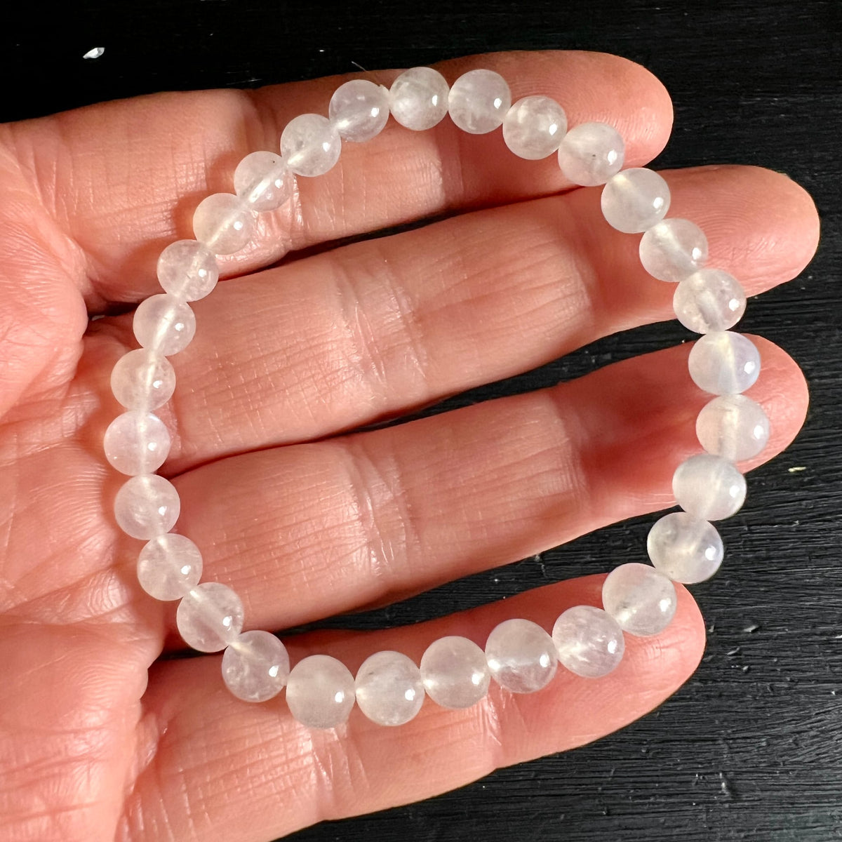 Regenbogen Mondstein Armband | Nahaufnahme in Handfläche | schimmernde Kugeln | Variante G | Happy Minerals