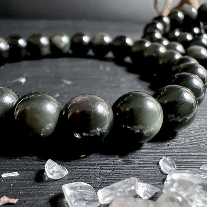Nahaufnahme vom Regenbogen Obsidian Armband mit irisierendem Schimmer | Happy Minerals