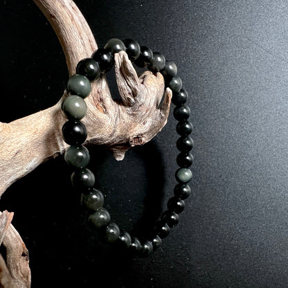 Regenbogen Obsidian Armband aus vulkanischem Glas mit schimmernden Farben im Sonnenlicht | Happy Minerals